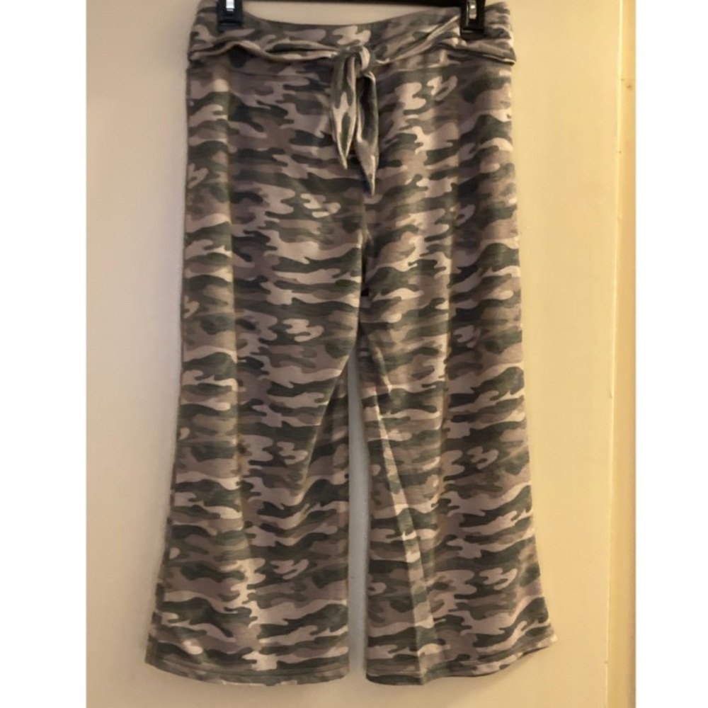 Camo capris with tie